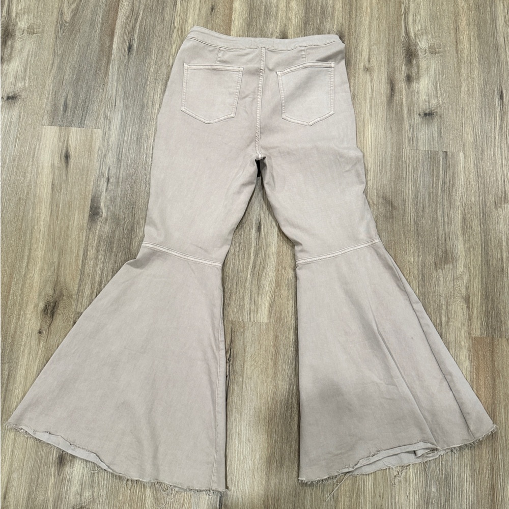 {preloved} We The Free Cream Flare Jeans - Picture 4 of 8